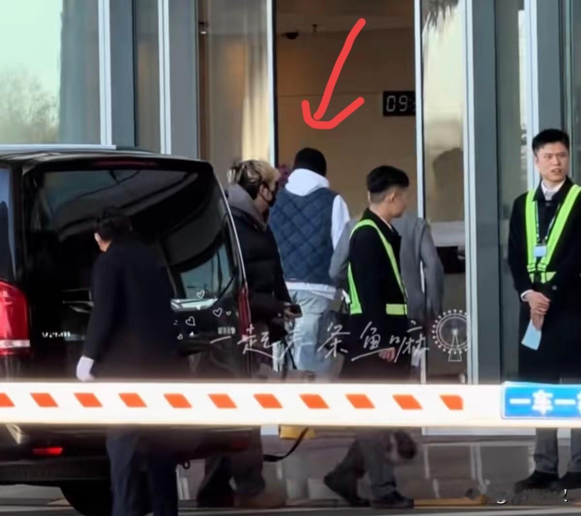 好消息！终于等到王楚钦落地南京总决赛！王楚钦头戴黑色帽子，穿着严严实实，