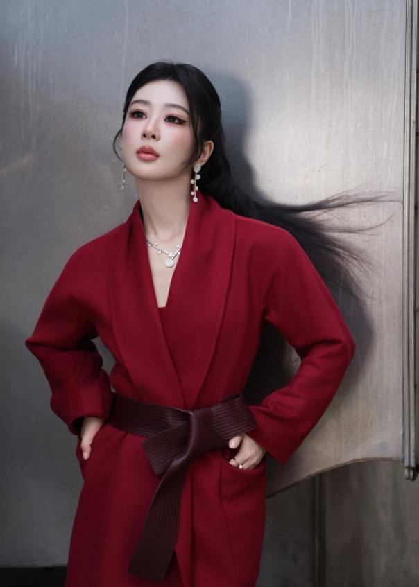 杨紫出席金鹰奖晚宴！杨紫出席金鹰奖晚宴的状态比较低调，没有白玉兰那次那么的兴奋