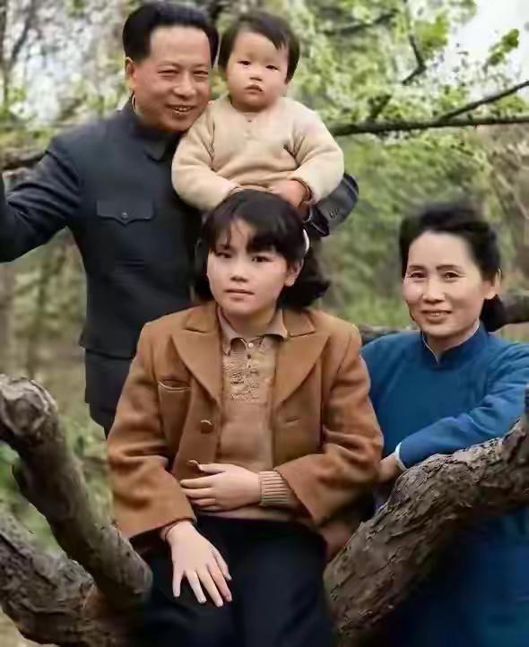 这是1946年4月7日，叶挺将军一家四口在重庆红岩村拍摄的珍贵合影，也是他们留在