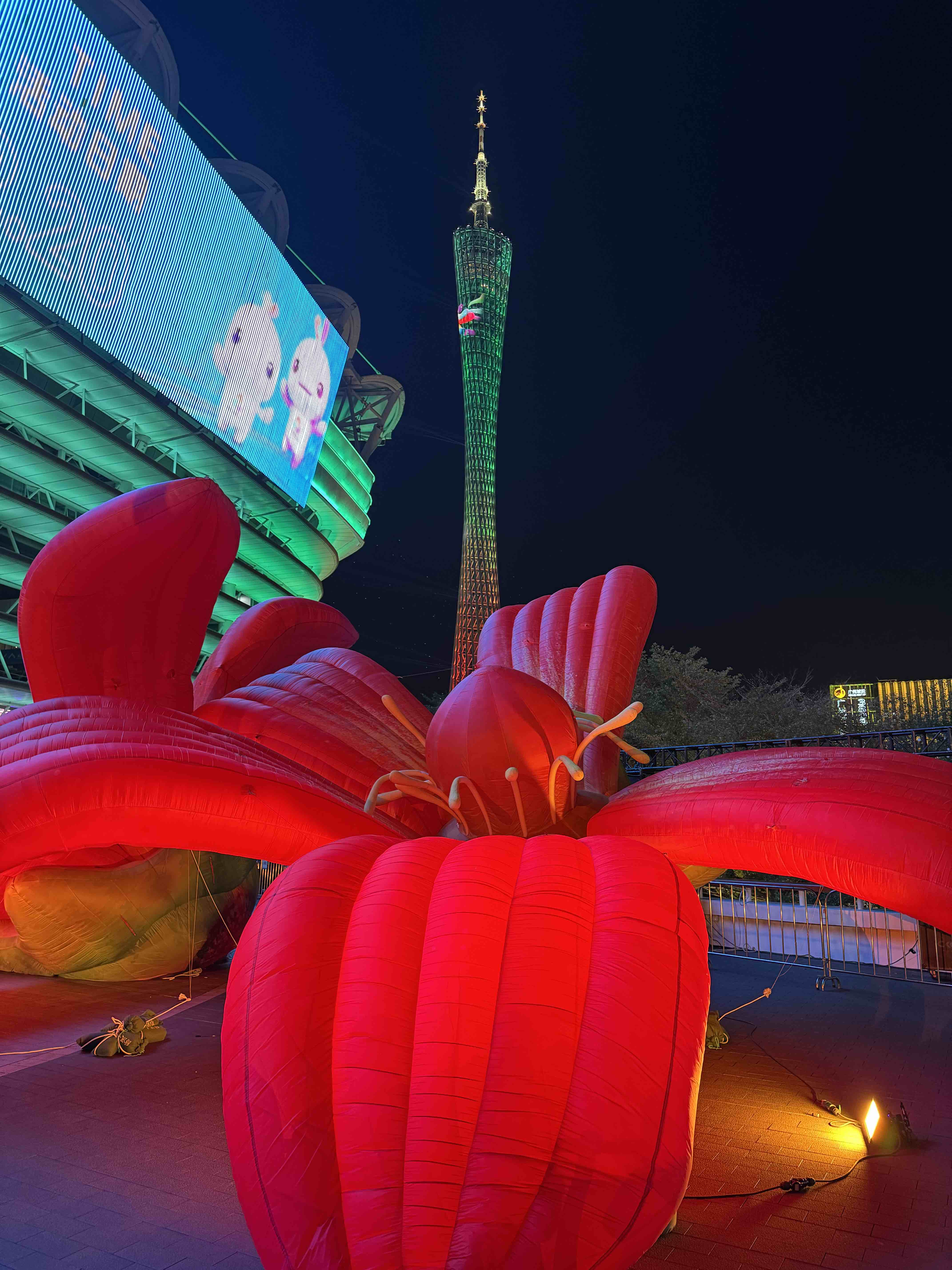 终于可以看到广州海心沙灯光秀了，不愧是一场视觉的盛宴！[烟花]