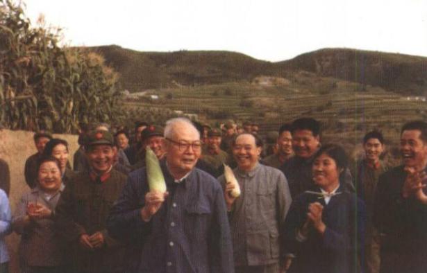 1977年9月，叶剑英元帅视察山西大寨村，当看到一片丰收景象时，叶剑英非常高兴，