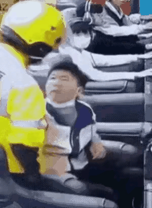 现在巨婴的发展趋势，让人不敢想象，女孩子这么大也要妈妈喂，可能是表演怕弄脏了手，