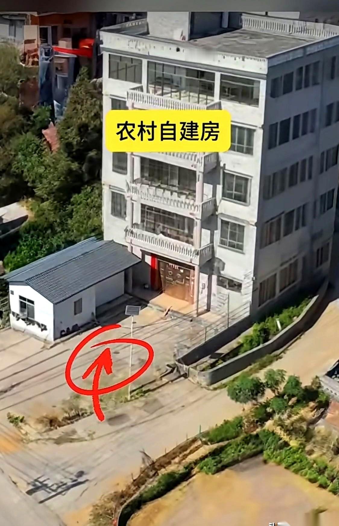 决定把老家那栋旧房子推倒重盖的时候，我爸坐在院里那棵老槐树下，抽了半宿的烟。村