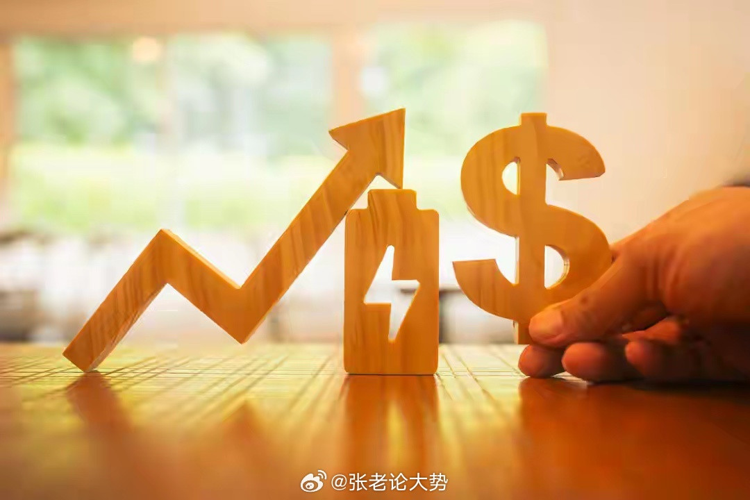 科技股“冰火两重天”半导体板块冲高回落，午盘微跌。消费电子、机器人、汽车零部件等板块跌幅居前。液冷服