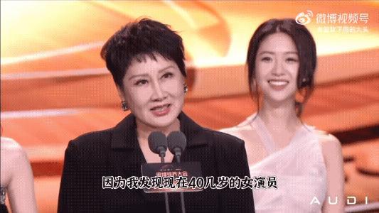 何炅考虑问题还是太全面了，一句话能让人感动半天。今天的微博视界大会上，张凯丽