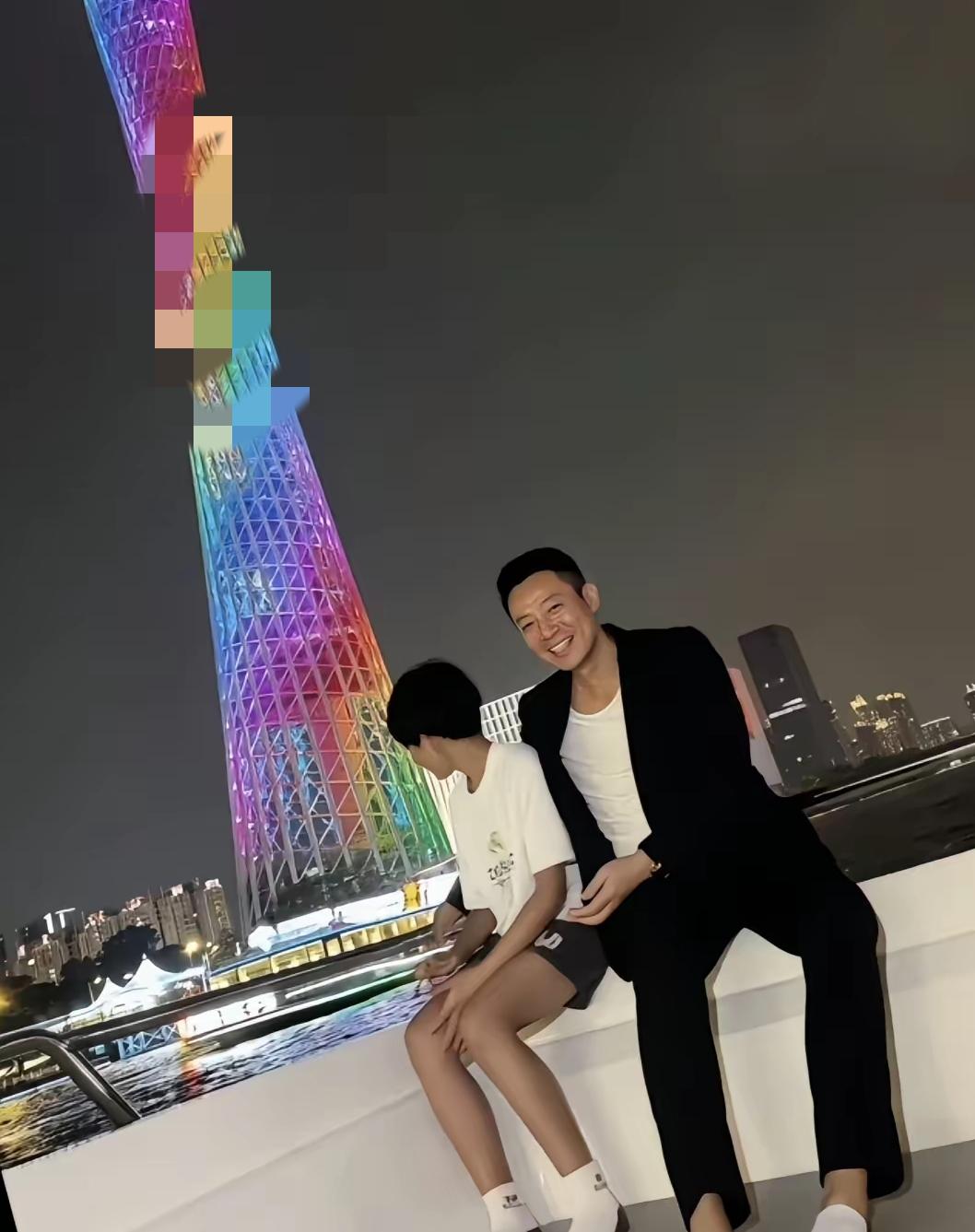 外界总盯着是非纠葛，却忽略了普通父子最简单的相处画面。近日汪小菲带着十岁的霖霖来