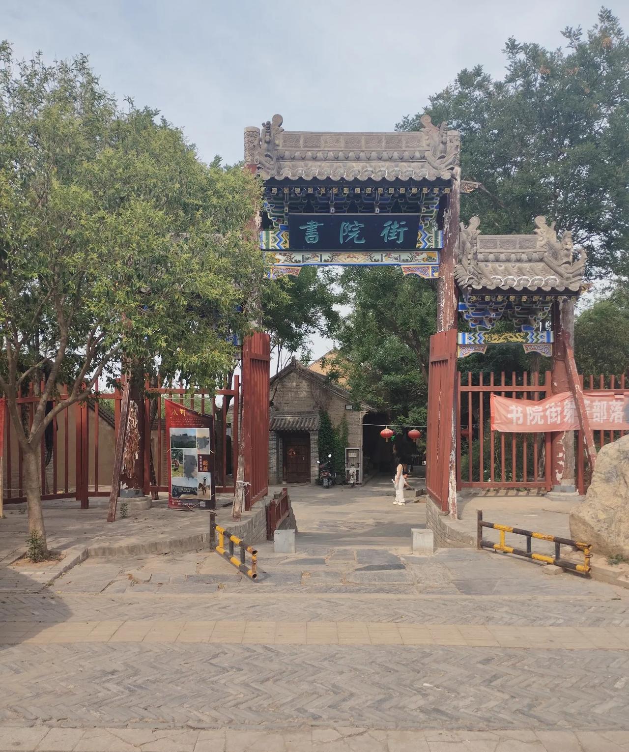 来陕西第一站先去袁家村排队买麻花吃包子，喝豆浆因为不是休息日人不多，说