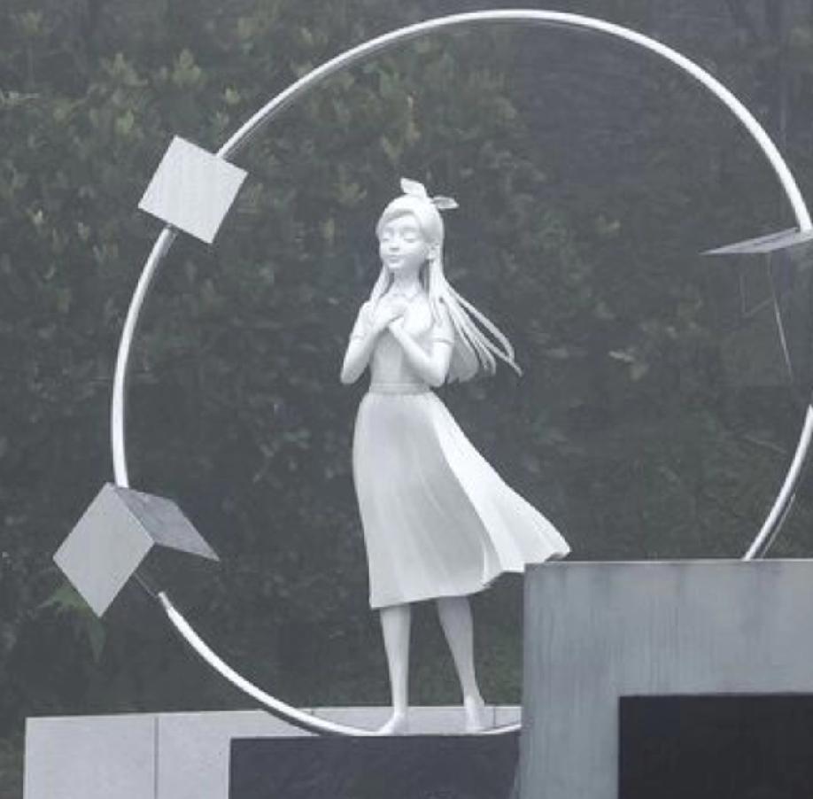 他哭崩了。可所有人都在议论，那座雕塑，根本不是她。那座不锈钢和黄铜铸成的灰白