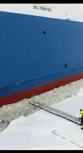 这应该是破冰船吧。但是有一说一，真的是很大Z