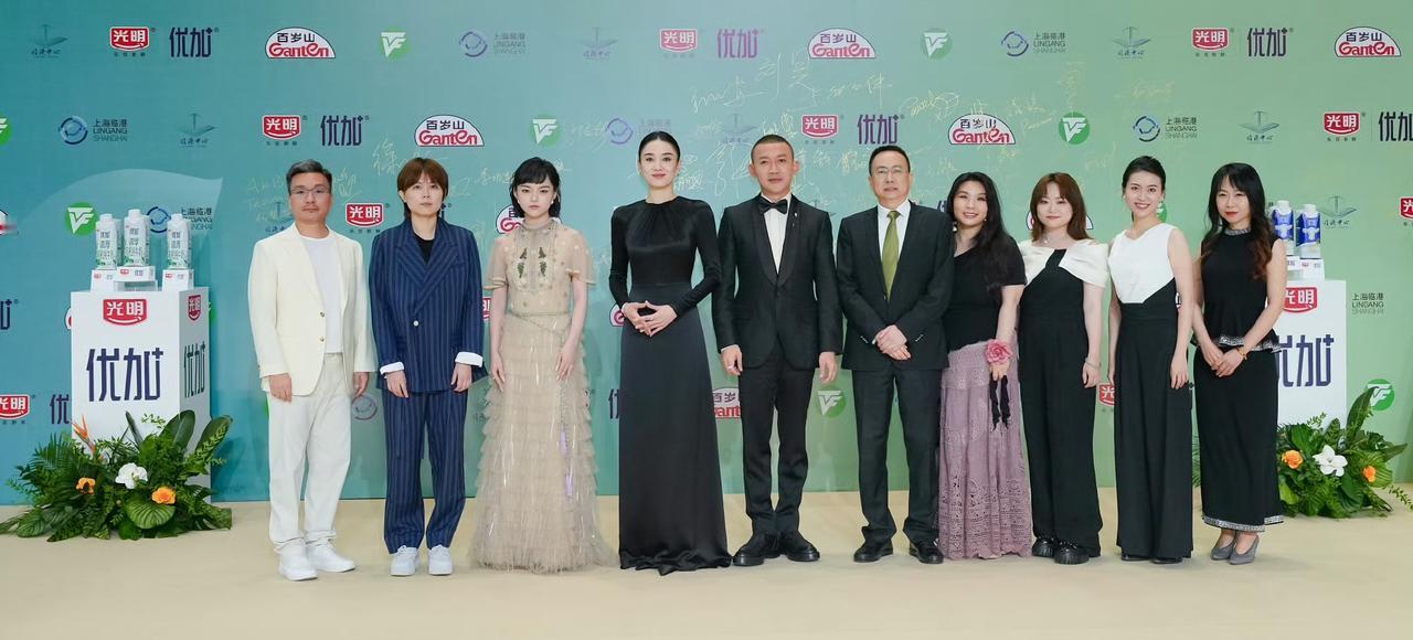 宋佳这大高个美的好突出，看最新信息，最佳导演奖颁给了《山花烂漫时》了，那最