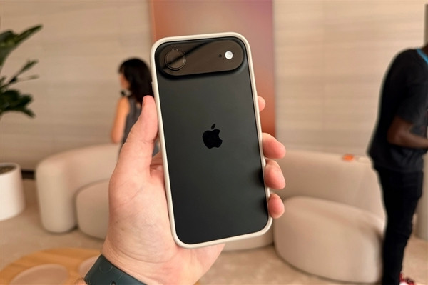 iPhoneAir国行版虽然主打轻薄设计，但市场反响似乎一般。杭州部分经销商反
