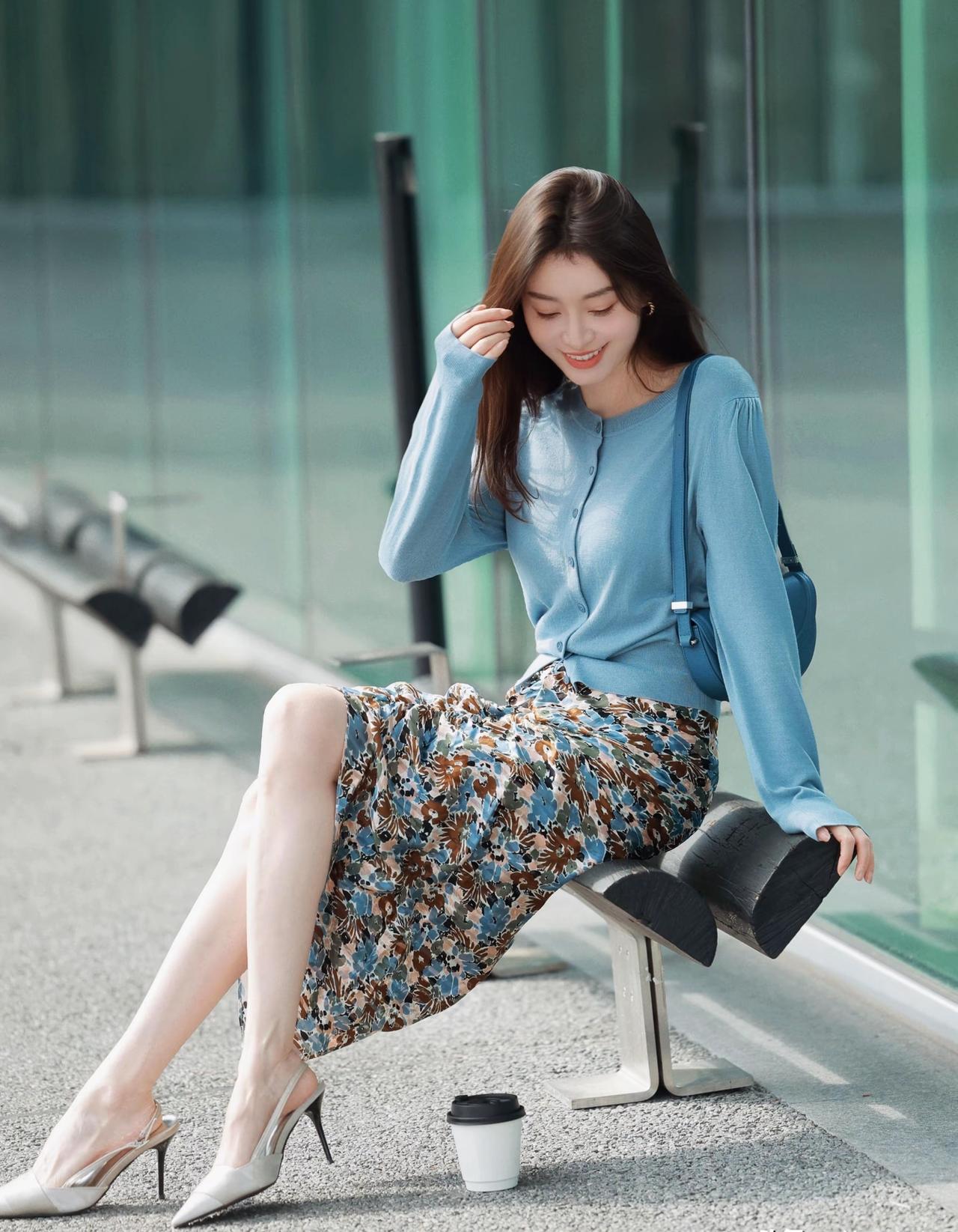 都市雅致风，蓝裙与高跟鞋的完美搭配，咖啡相伴的悠闲时光。笑靥如花，清风自来，如沐
