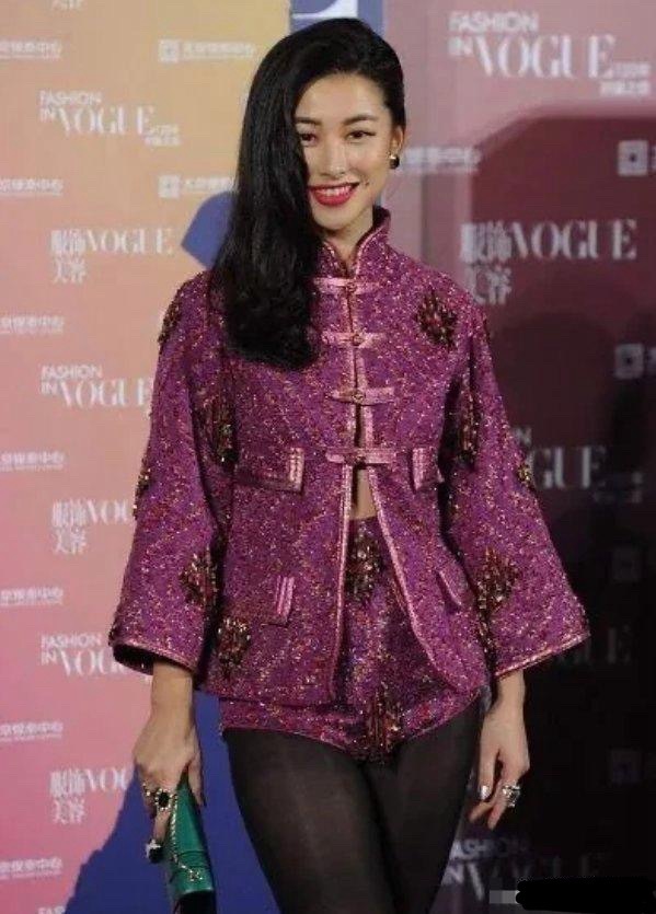 都说她是个大美女，比范冰冰漂亮，可我是真的没有看出来她到底美在哪里？衣品一般般，