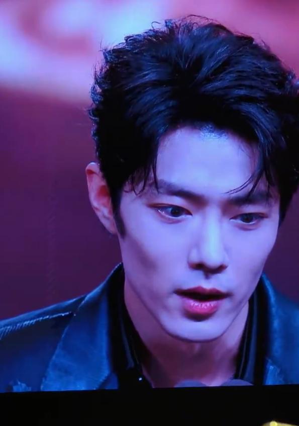 昨晚肖战再拿微博King，但真正的高潮不在台上，而在他获奖感言后的一个清醒转身。