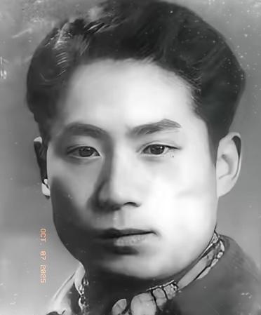 1949年10月，重庆大坪刑场，陈然背插死囚标签，双手反绑。当特务喝令他跪下时，