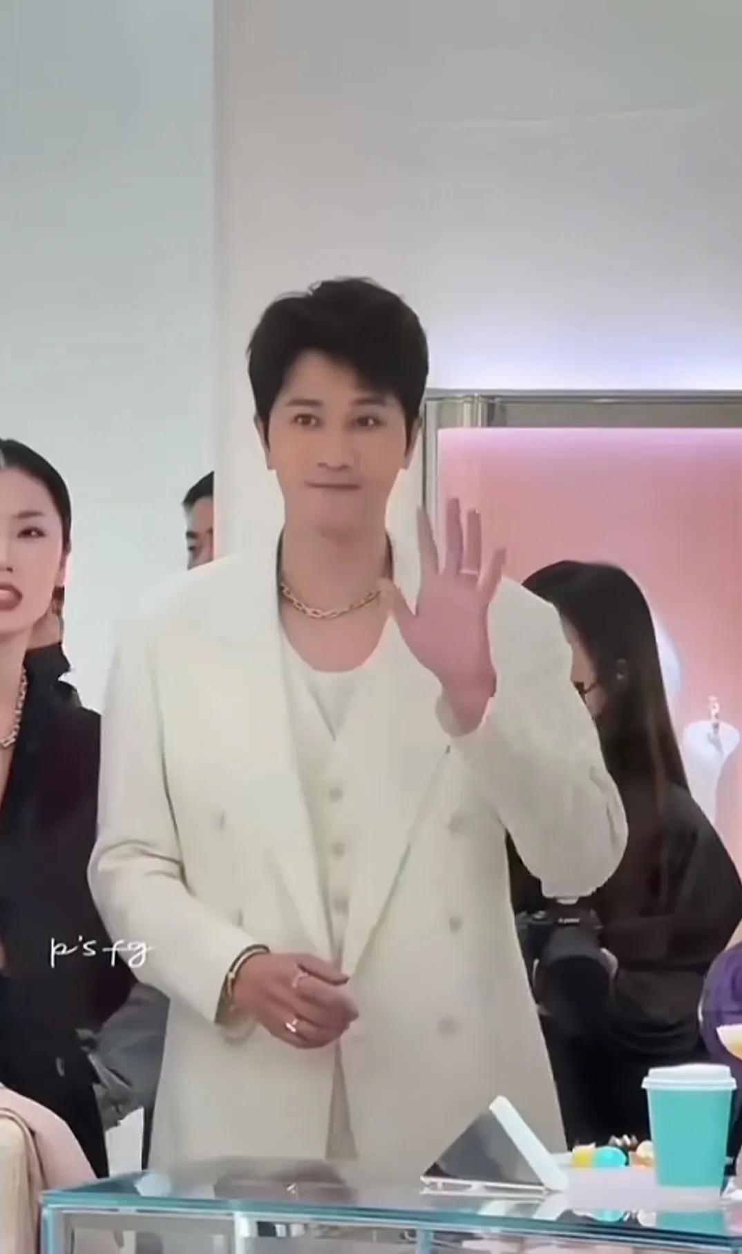 原来他俩是一对郎才女貌啊