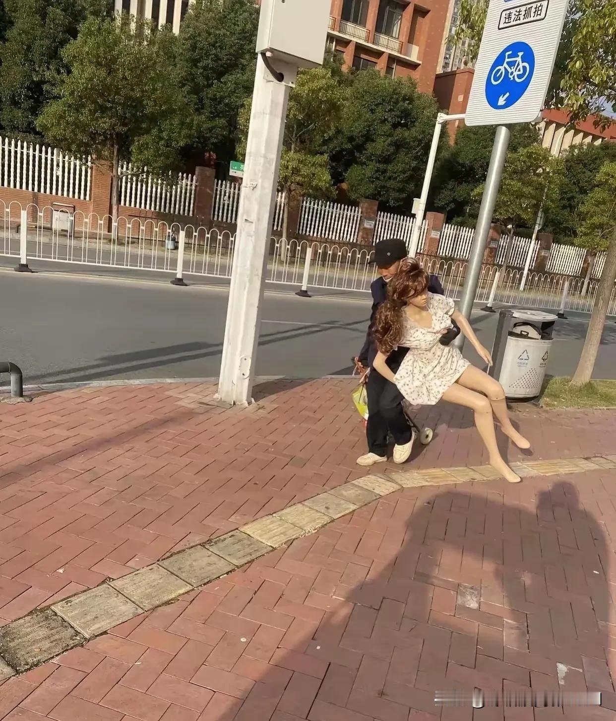 早晨出去散步，远远看到一位大爷抱着一名身材曼妙的女子连拉带拽，女子的脚拖着地，一