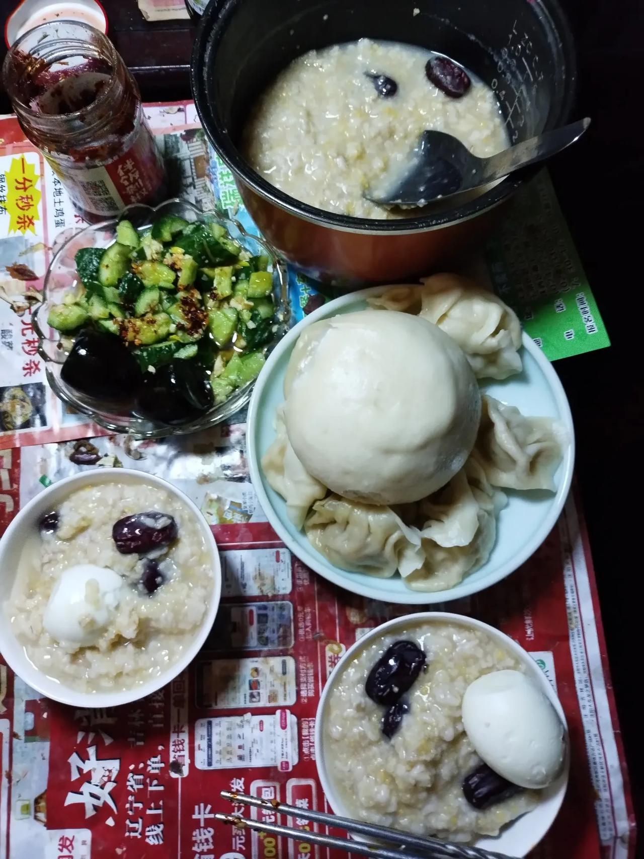 老伴很随意的做了一顿早餐。老伴很随意，但是我得赞美一下这顿早餐。你们看是