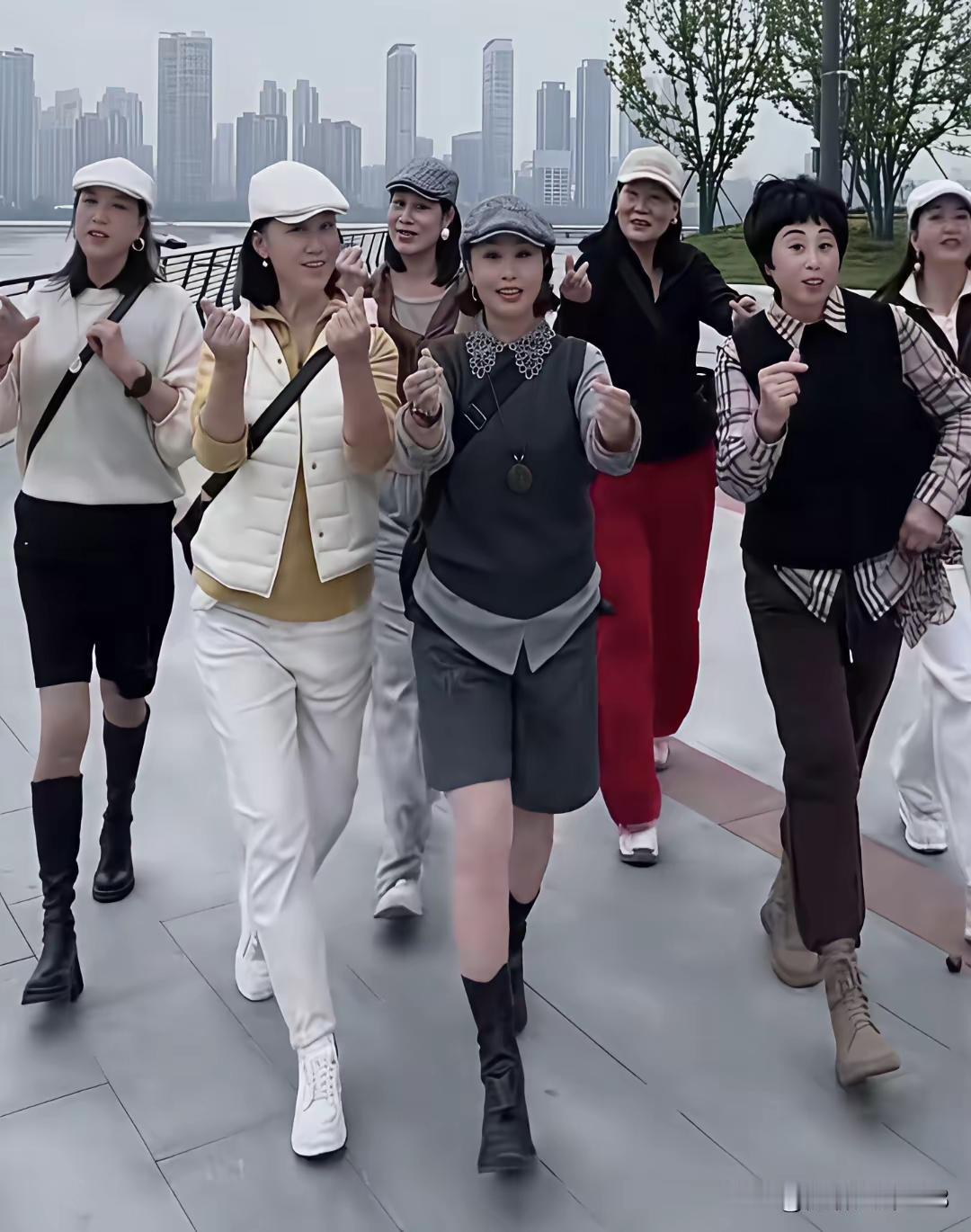 不比不知道，一比便见差距。图一中的大妈，生活水平想来较为优越，她们穿着时尚，且风