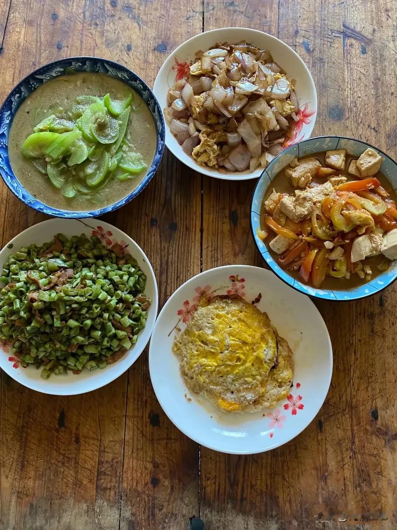 说实话，这样的饭菜真的看着都没有一点食欲，老婆虽然做了十几年饭菜，但这个厨艺毫无