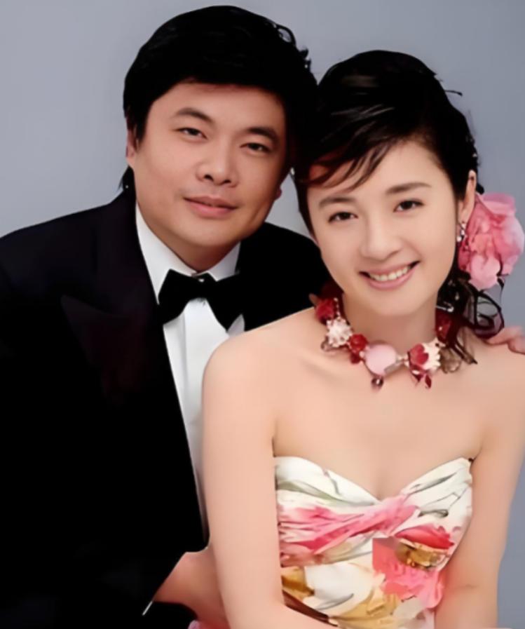 他是亿万富翁丁健，却对妻子表示：给你一个亿，咱们离婚吧，我爱上别人了，妻子抱着仅