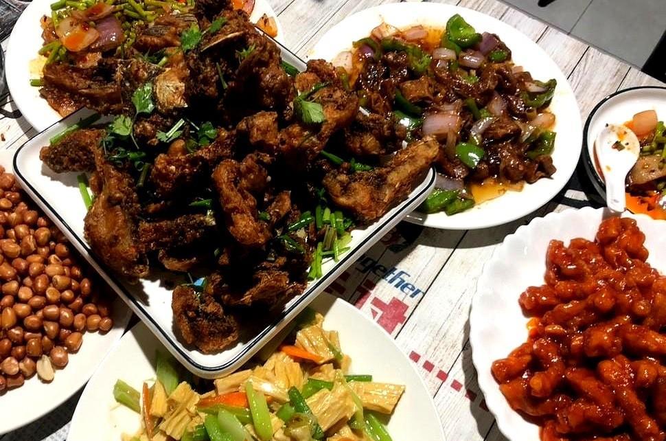今天孩子爸爸从郑州回来后说晚上请我们出去吃饭。到了以后点的菜全是闺女爱吃的。