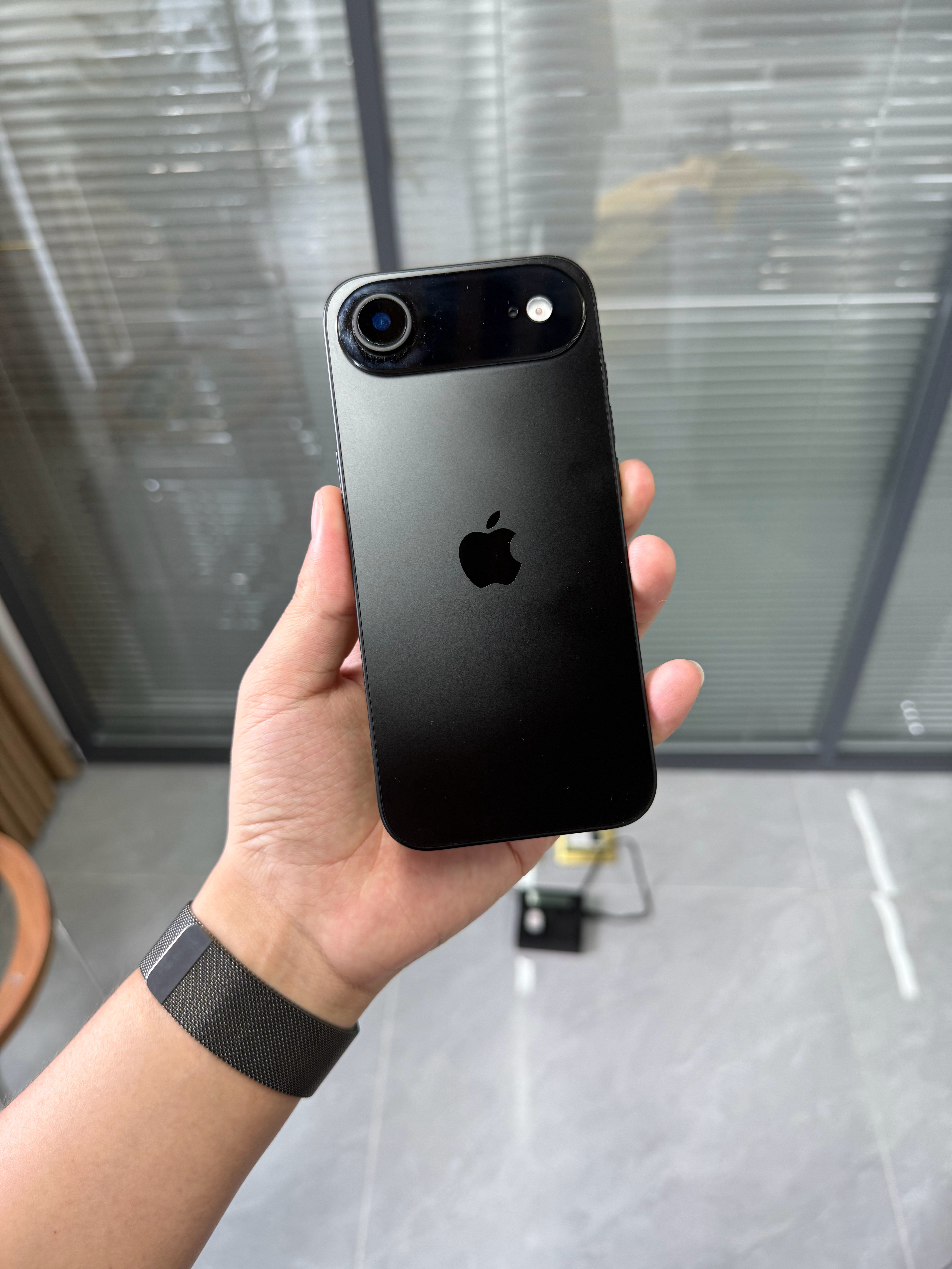 你们感受一下iPhone17Air有多薄……[并不简单][并不简单]爆料