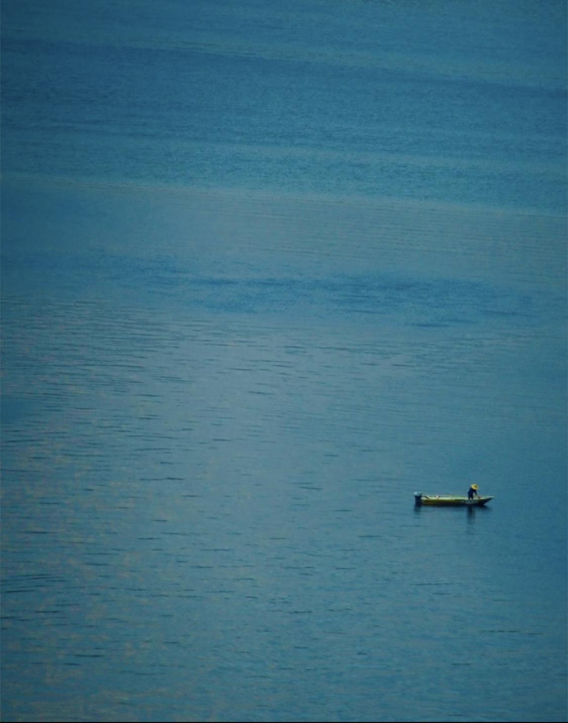 一定要大量读书！我发现长期读书的人都有一个共性；很喜欢毛姆的一句话：