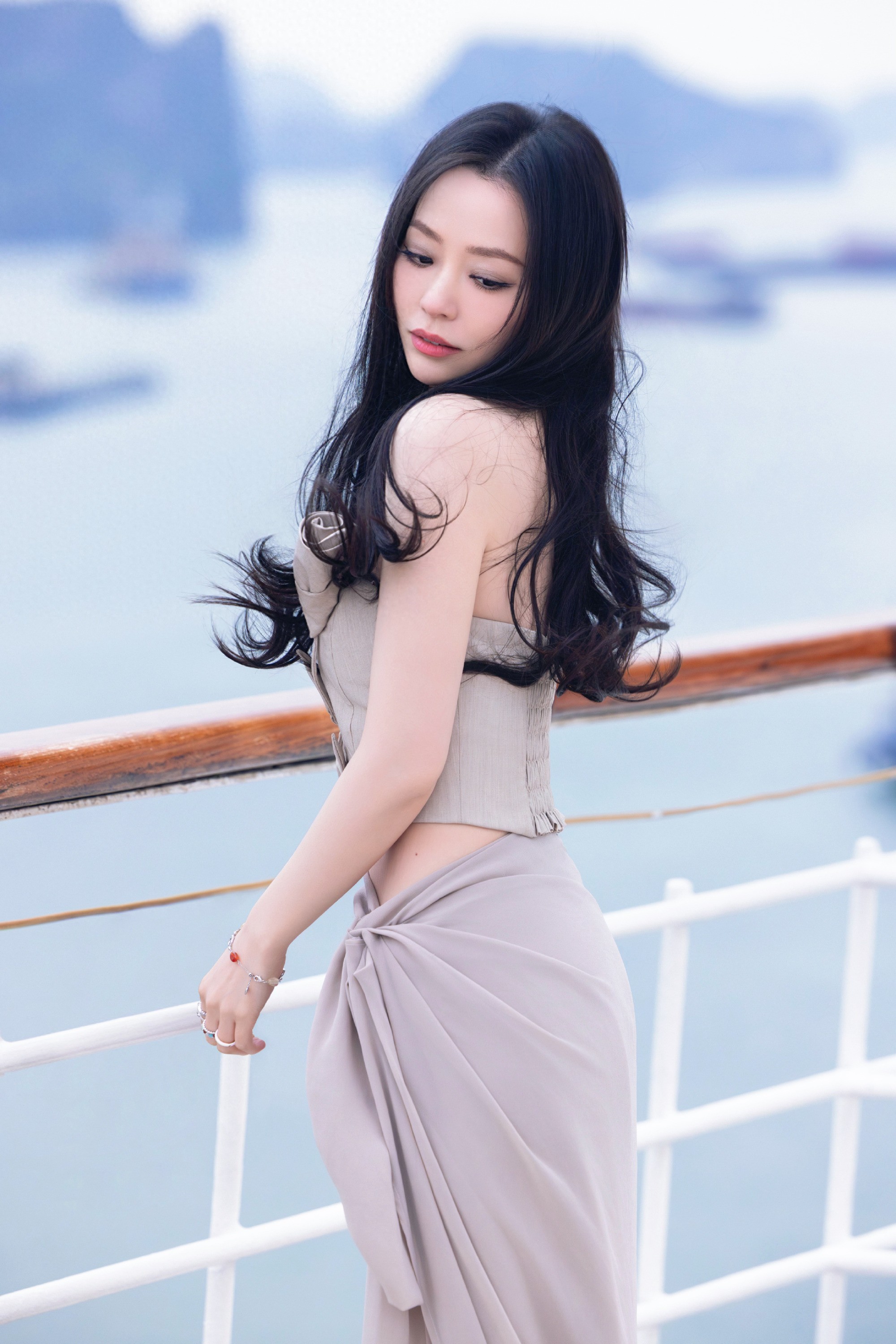 张靓颖露腰开叉裙秀绝美曲线，黑发红唇冯珂看到这身材也要后悔