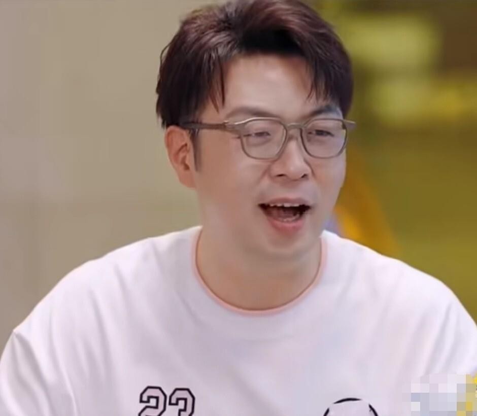 杜海涛去上海看吴昕，一见面就指着大楼问这是不是你买的，把吴昕吓得不轻。李维嘉补刀说吴昕觉得海涛真以为