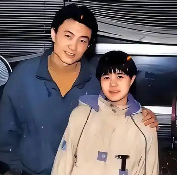 1988年，王宁领着金龟子刘纯燕去办结婚证，工作人员问王宁：“小伙子，你带个孩子