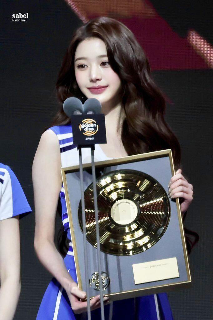 唇红齿白肤白貌美体态修长今天金唱片造型完全女神