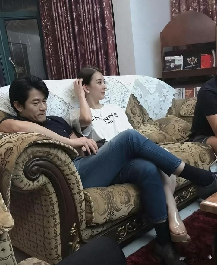 郭富城对方媛绝对是真爱，俩人坐在沙发上靠那么近、方媛把脚贴在郭富城小腿上，他也不