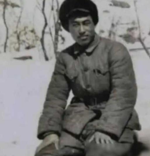 1953年，交换俘虏仪式，一位骨瘦如柴的男子颤颤巍巍向我方走来，他是志愿军60军