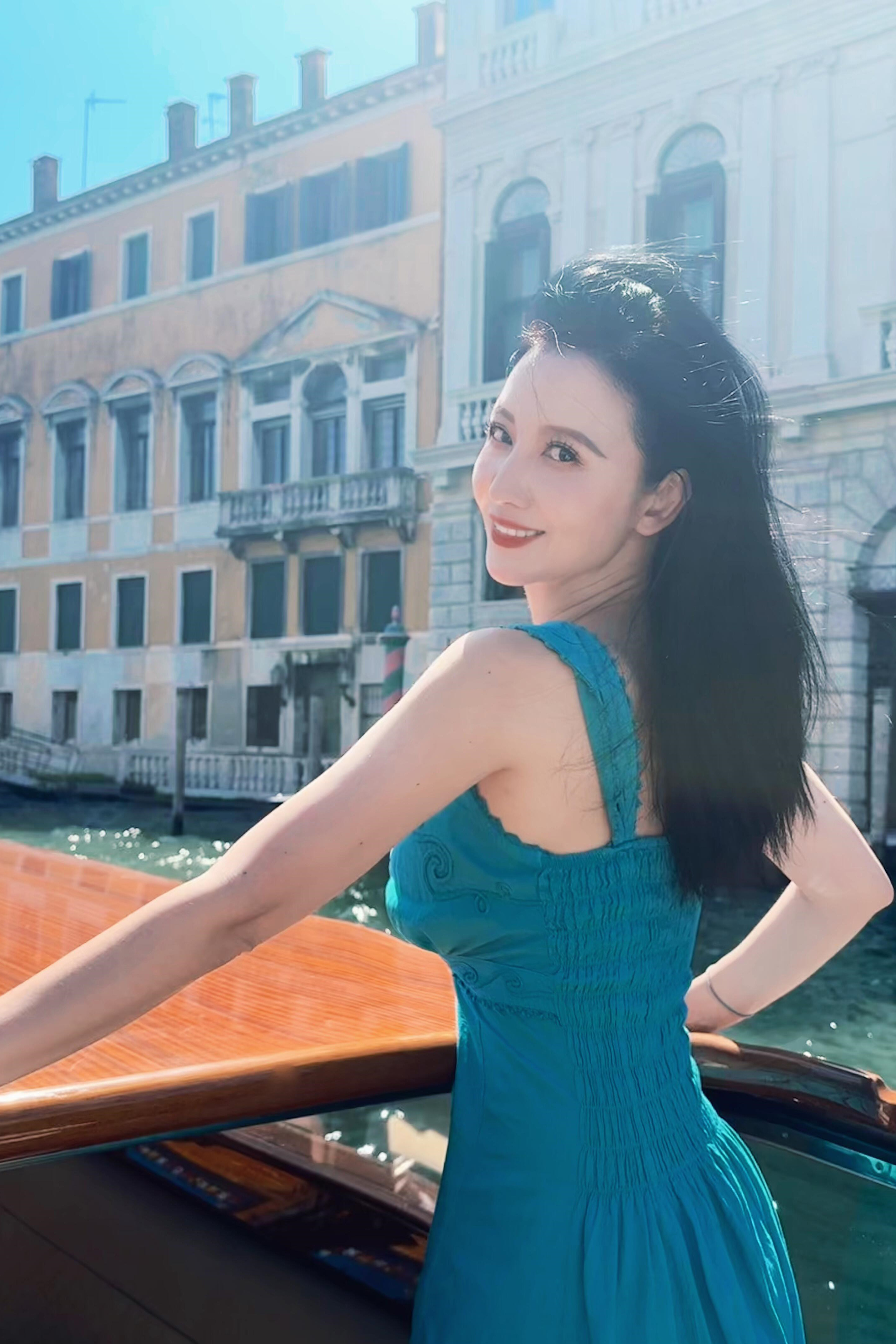 张萌威尼斯旅游plog美拍，百搭穿搭活力满满​​​