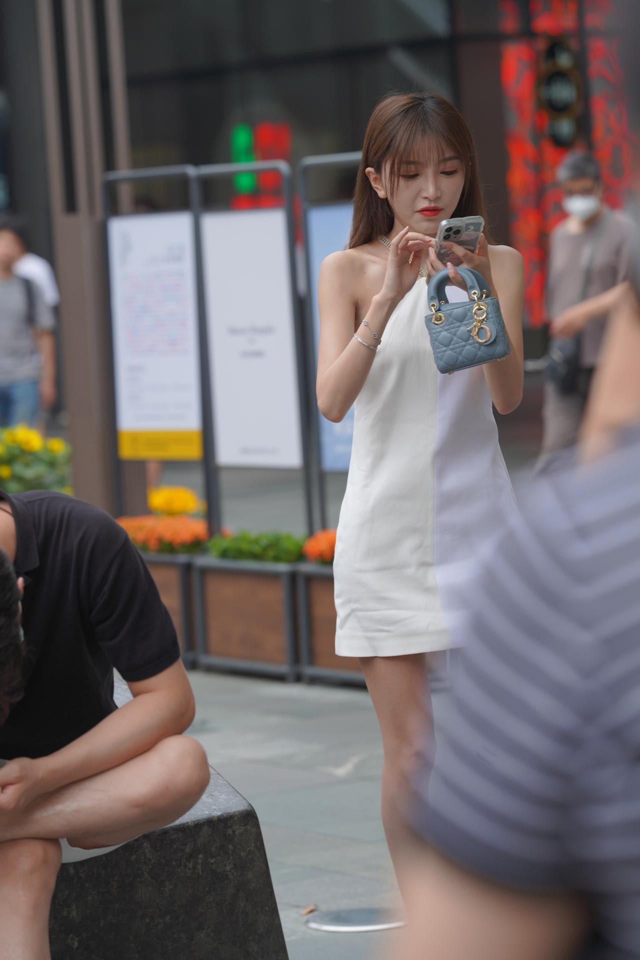 大叔，你挡住我看美女了