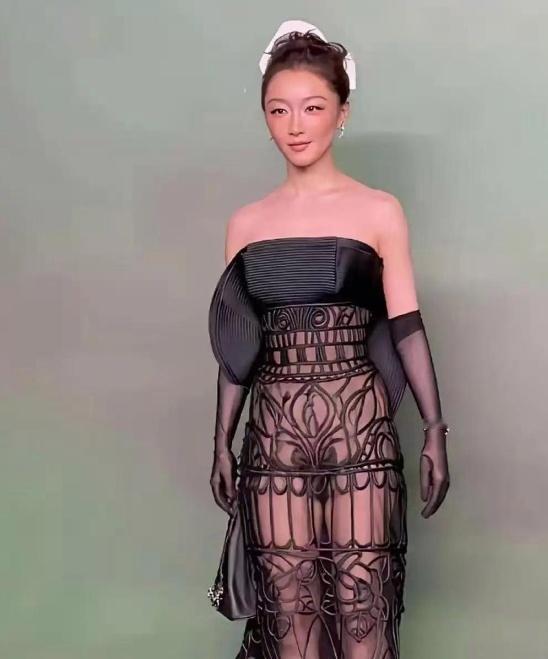 周冬雨亮相VOGUE盛典，一身黑色透视礼服，和她以往的少女清新风完全不一样。