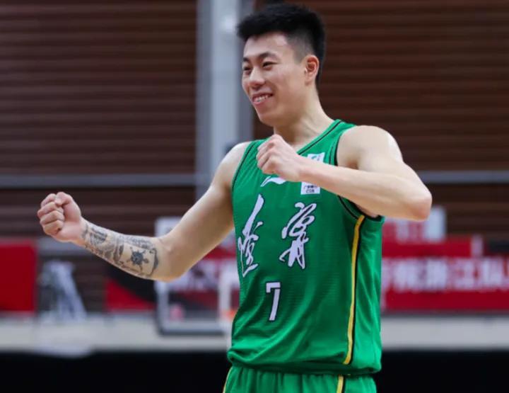 看张镇麟打球就像便秘，每个突破动作就是为了做动作而做，不是想好下一步该做什么，毛