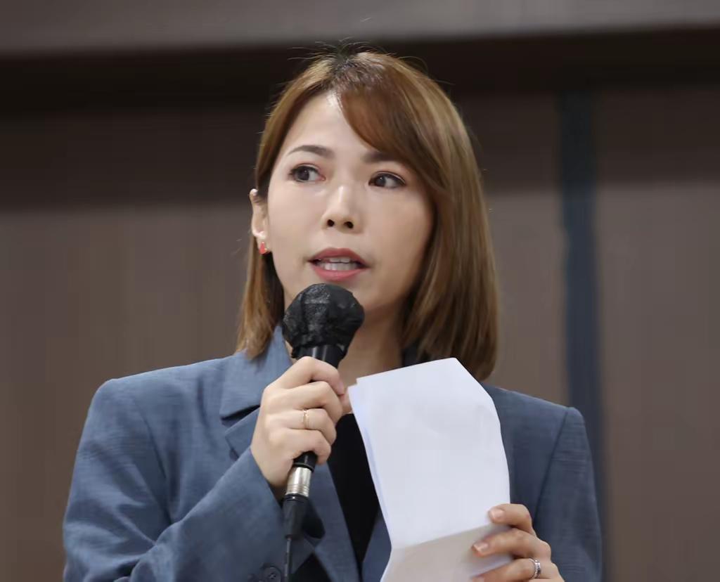 难得陈智菡替萧旭芩讲话。陈智菡的质疑有两点，第一点就是马办为什么要透过民进党的媒