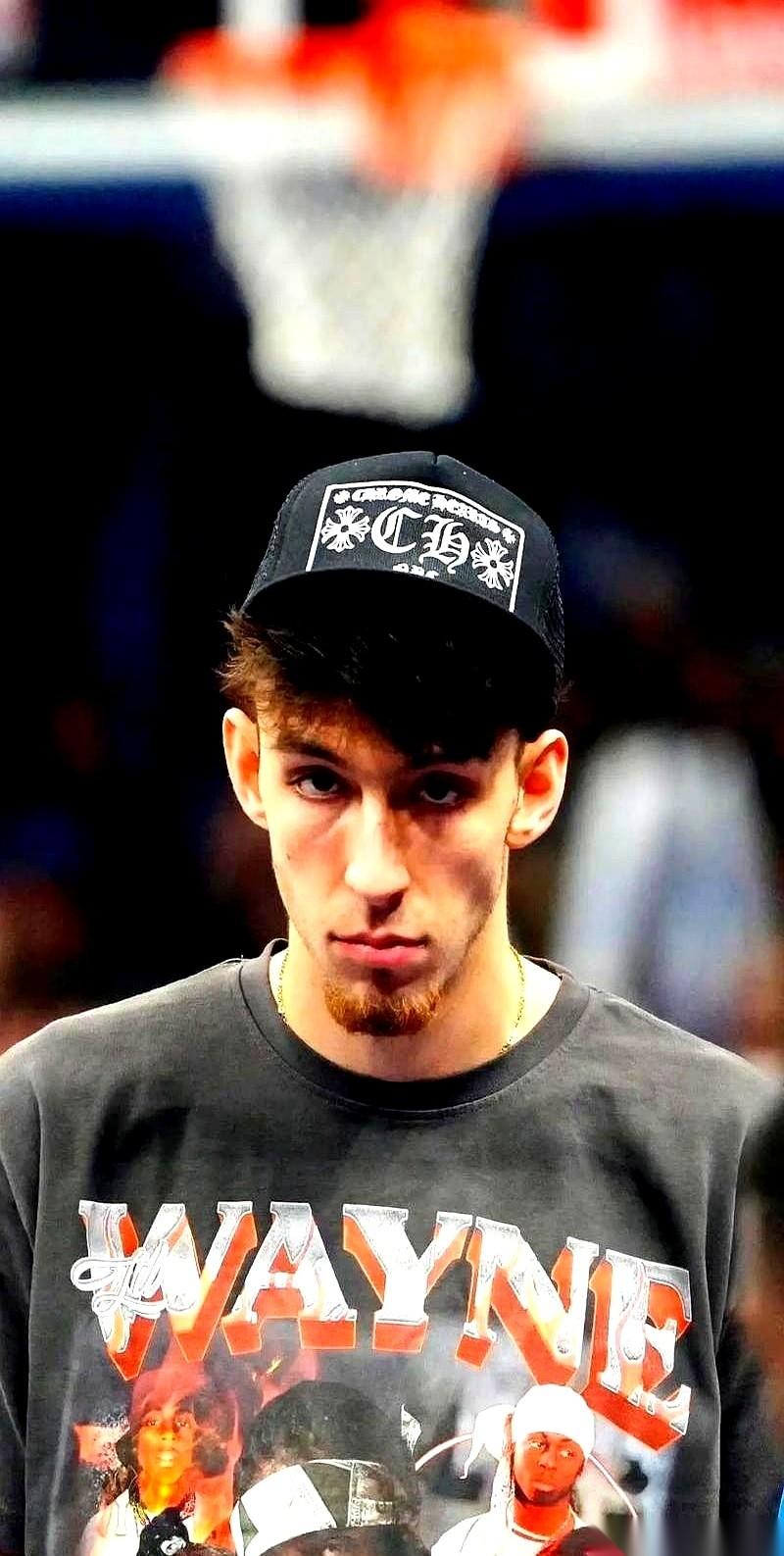 哥们最吓人的是什么？他就站那儿不动，纯靠身高臂展，就能让对手在篮下的命中率暴跌