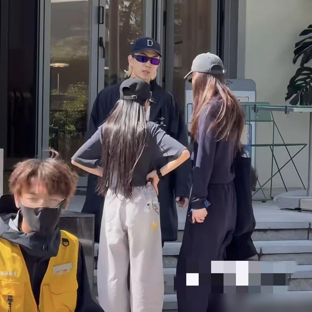 阿那亚沙滩上，李承铉单膝跪地给11岁的Lucky扎头发，动作比造型师还利索。旁边戚薇站着看，手里拎着