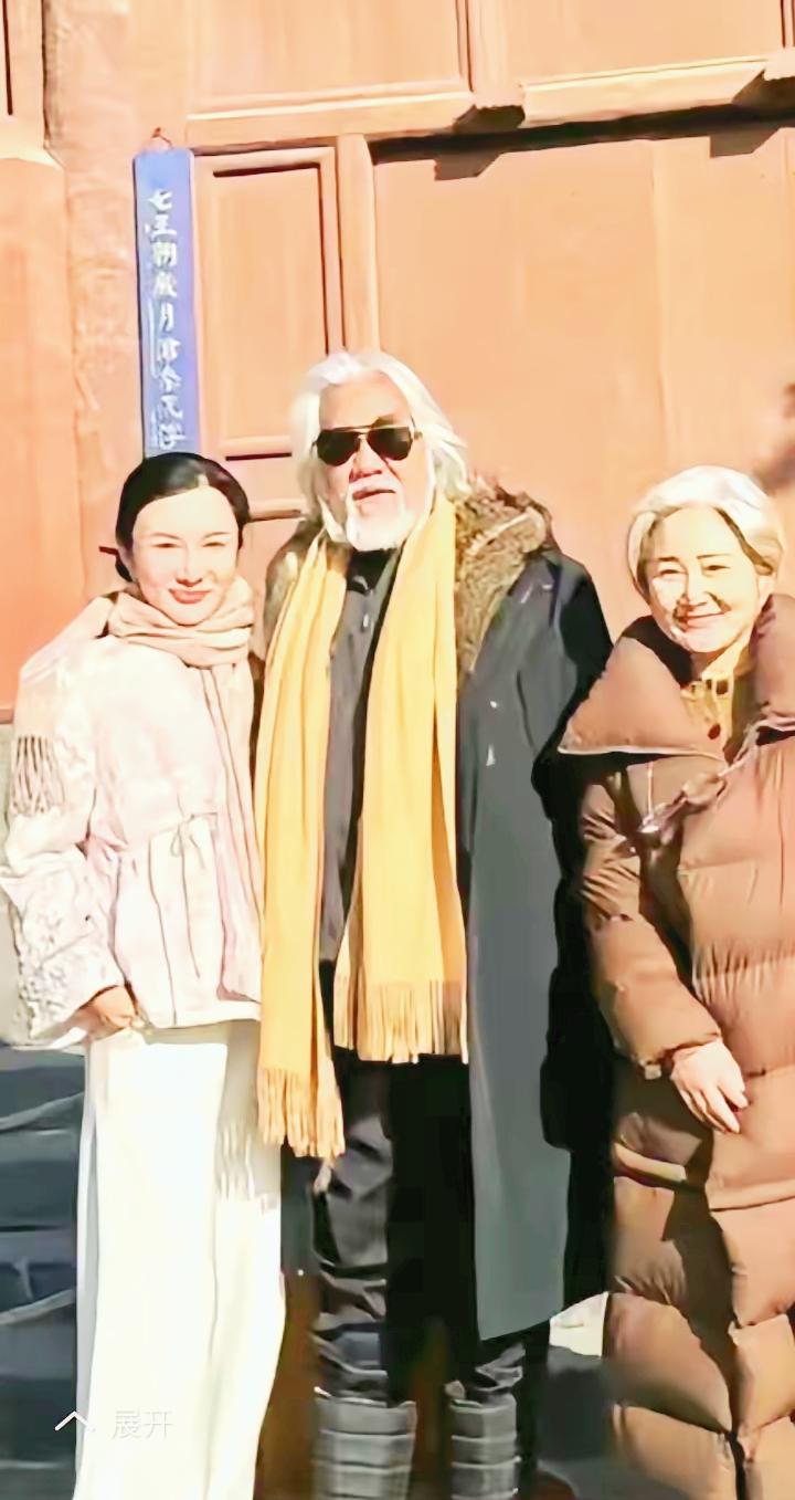 75岁的张纪中帅呆了，一边是66岁的丈母娘，另一边是44岁的妻子。