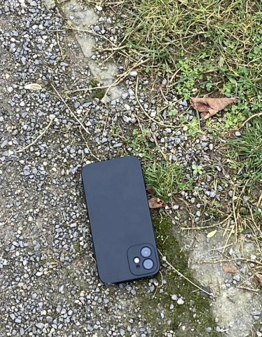 今天在路上捡了部手机，很快有人打来电话