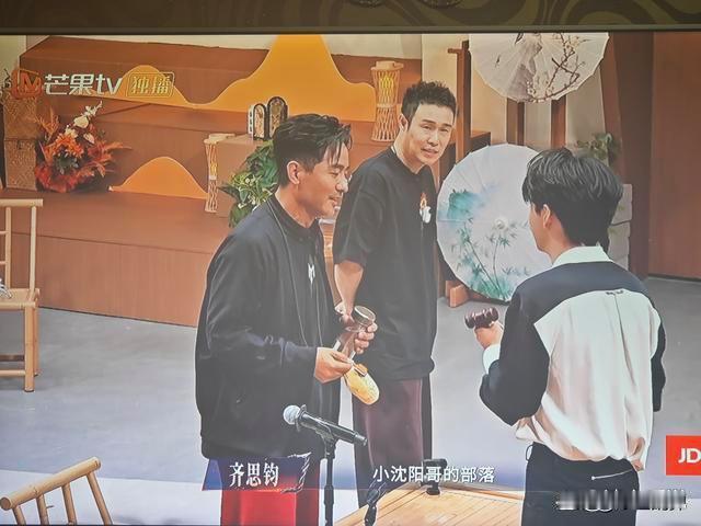 四公重新分组后，小沈阳这边拉上余文乐、郭晓东、李光洁，团秀准备唱《她》。看最近个喜数据，小沈阳860