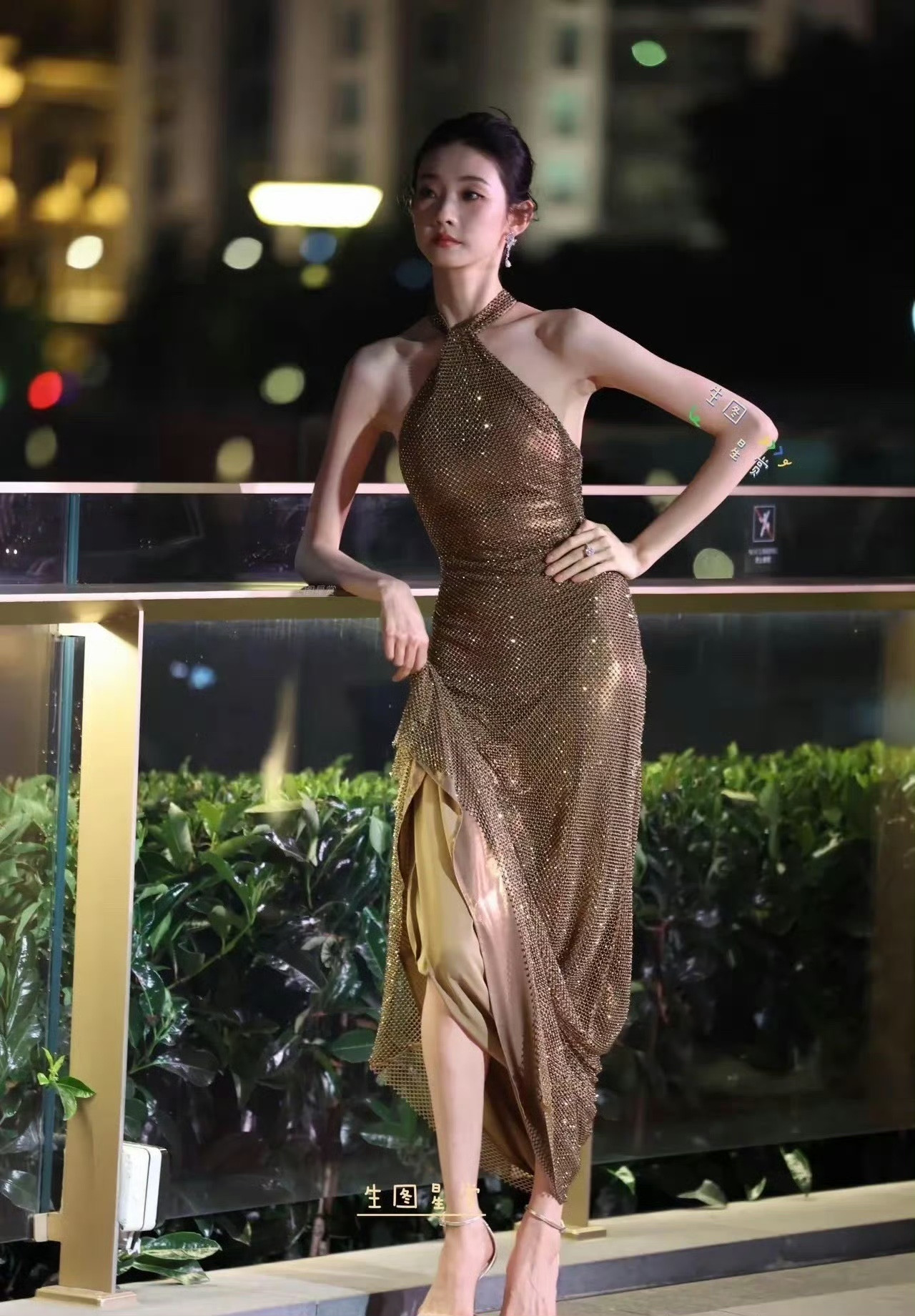 张艺凡这是把手机揣安全裤里了吗？这大长裙子取放能方便吗？