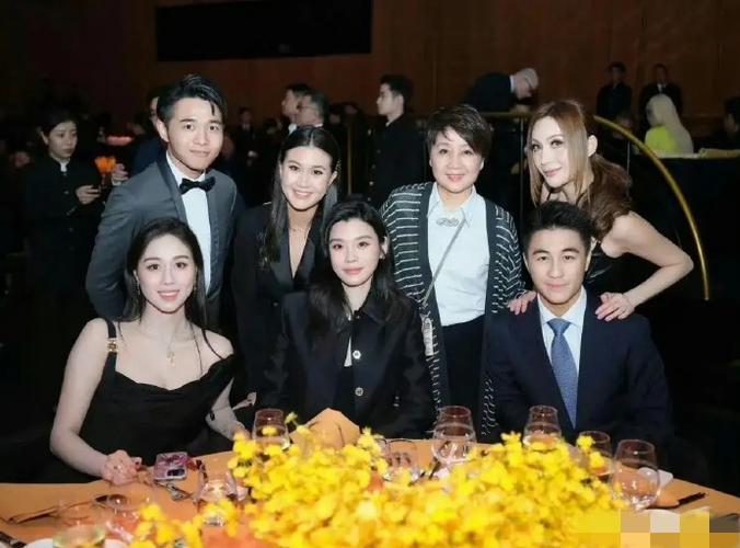 赌王家族成员合照：何超欣龙眉凤目，玉貌珠辉；何猷君西装革履，龙姿凤表；奚梦瑶长发