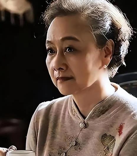 75岁的黄梅莹一场重病，才看清当初下嫁的穷小子金鑫有多狠。当年她演渴望红遍全国，
