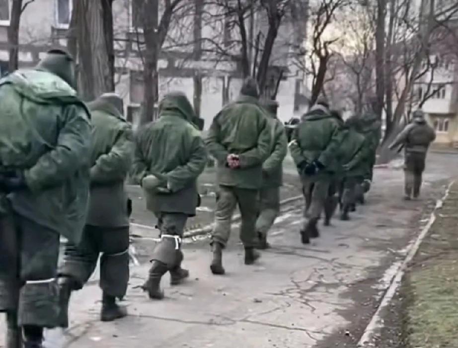 一名俄军押送一群乌军，无人逃跑无人反抗，投降成唯一活路根据媒体报道，最近被围困