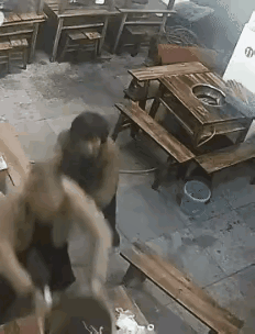 老两口花了三十五块钱去火锅店吃火锅，一会儿嫌辣一会儿嫌淡，一会儿嫌贵，一会儿嫌食