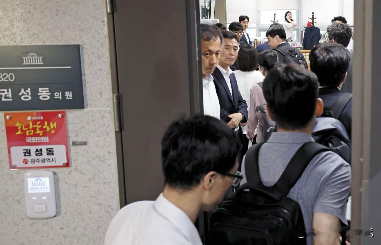韩国朝野两个大党都在准备选举党首，与共同民主党仅有两人参选不同，国民力量党却有多